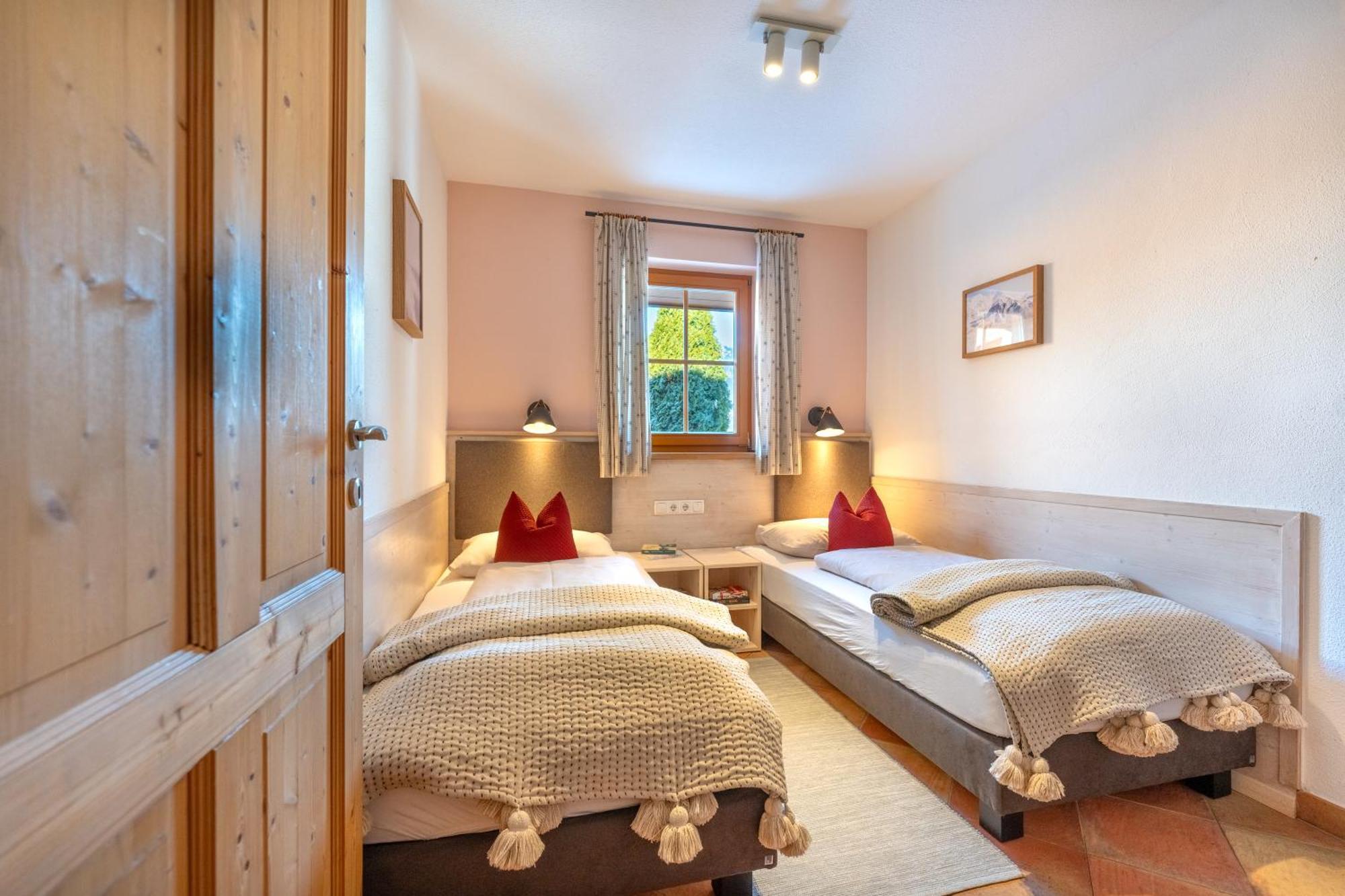 Dorfchalets & Apartments - Authentic Experience In Centre Of Kaprun Including Tauernspa And Summercard Ngoại thất bức ảnh